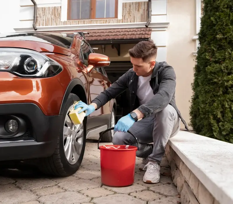 Lavage auto à domicile Omessa : professionnel intervenant sur un véhicule